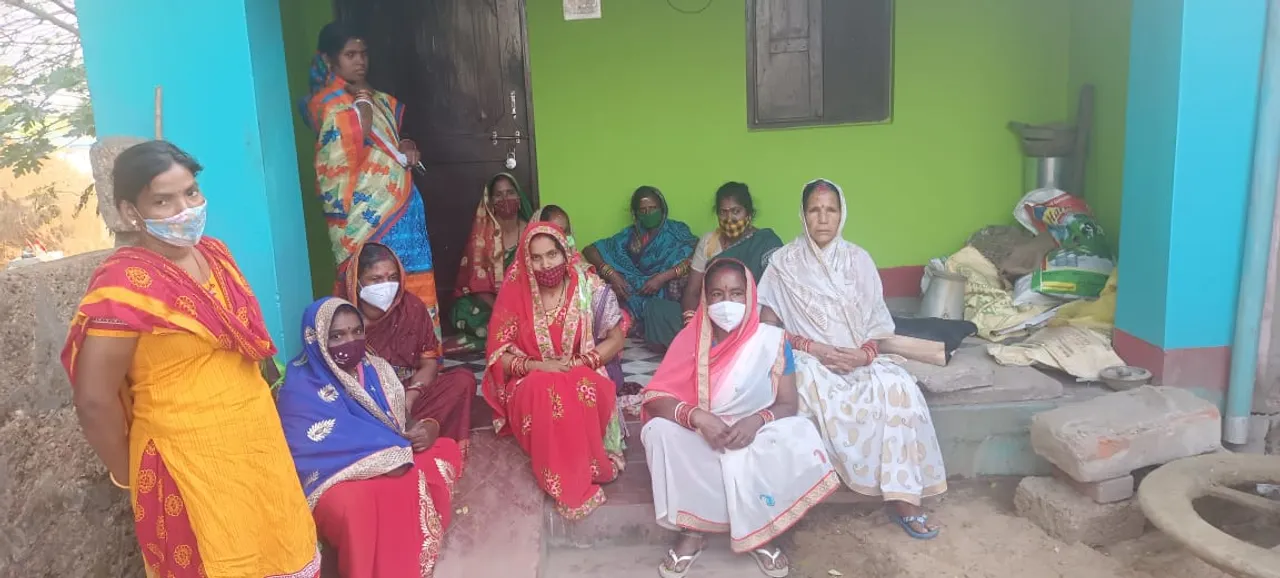  ଆତ୍ମହତ୍ୟା ଧମକ ଦେଇ ପତ୍ନୀକୁ ଛାଡ଼ପତ୍ର କରାଇ ନେବା ମାମଲା: ସ୍ବାମୀ ସମେତ ପରିବାର ଲୋକ ଫେରାର