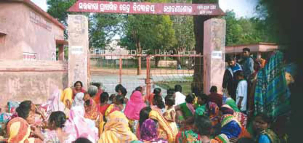  କଳାବାଡ଼ିଆ: ୩ ଘଣ୍ଟା ପରେ ଭୋଟ୍‌ବାକ୍ସ ସହିତ ପ୍ରିଜାଇଡିଂ ଅଫିସର୍‌ ଉଦ୍ଧାର