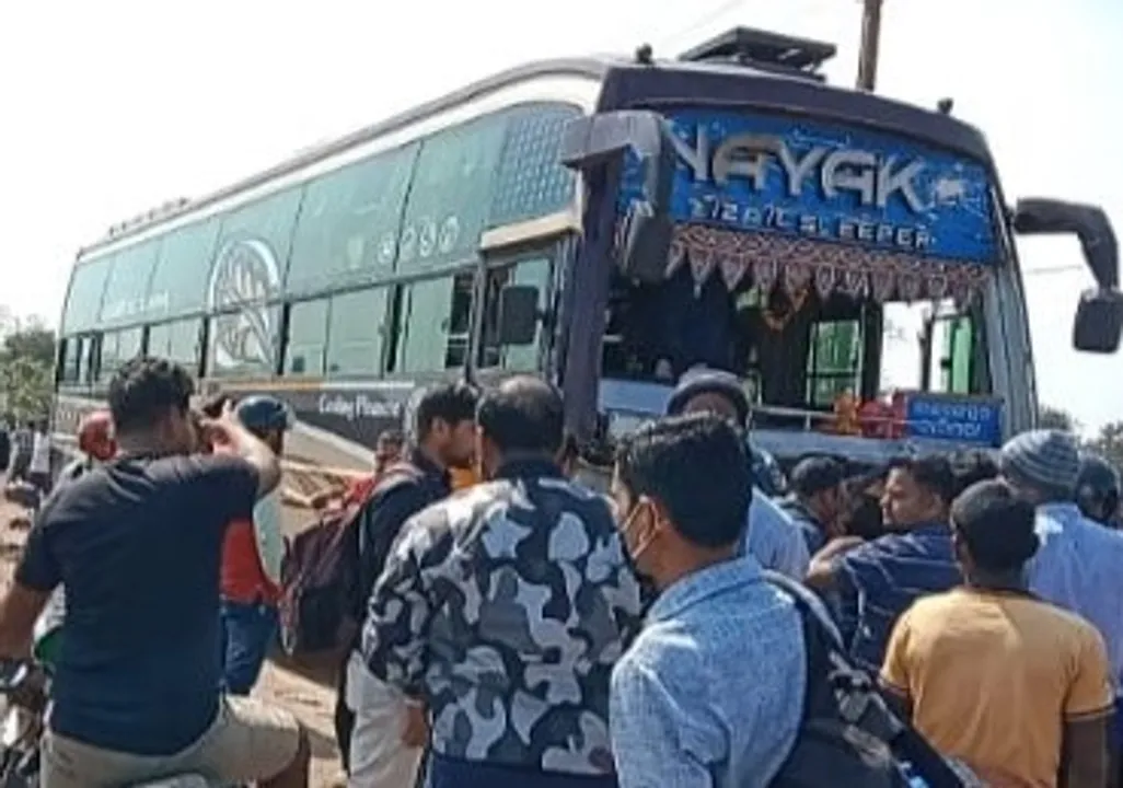  ଟ୍ରେଲର ପଛରେ ପିଟିଲା ବସ୍‌, ୧୮ ଯାତ୍ରୀ ଆହତ