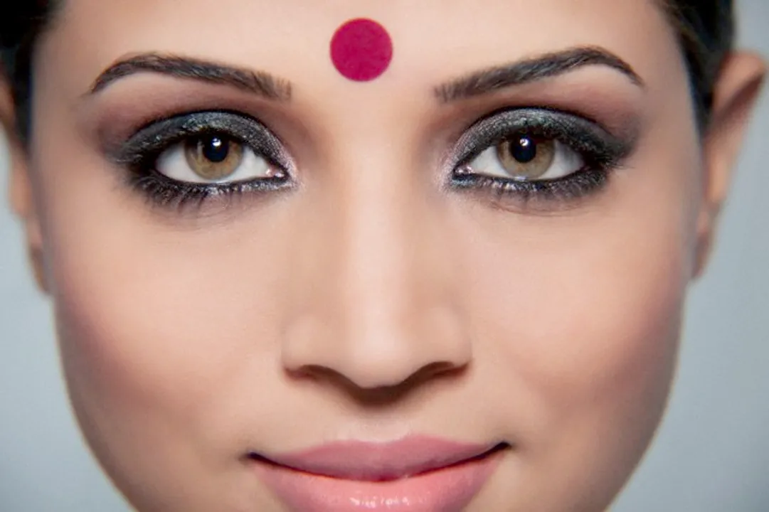  Close-up of a beautiful woman with a bindi --- Image by © Image Source/Corbis 