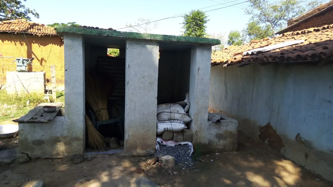  ପ୍ୟାନ୍ କି କବାଟ ନାହିଁ, ଖତ ଖାଉଛି କୋଡ଼ିଏ ହଜାର ଟଙ୍କିଆ ପାଇଖାନା