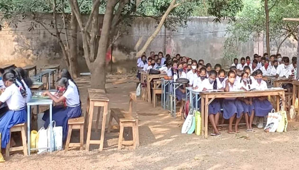  ସ୍କୁଲ ରୂପାନ୍ତରଣ କାର୍ଯ୍ୟକ୍ରମ ପାଇଁ ଗଛମୂଳେ ଚାଲିଛି ଶିକ୍ଷାଦାନ