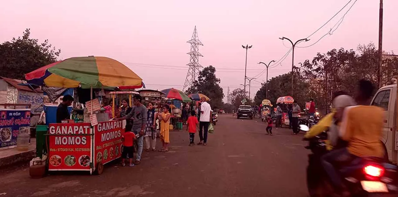 ରାଜଧାନୀ ରାଜପଥ ଉପରେ ଉଠାଦୋକାନ: ଚାନ୍ଦା ନେଉଛନ୍ତି ଦାଦା, ଲୋକେ ଭୋଗୁଛନ୍ତି ଦୁର୍ଦ୍ଦଶା