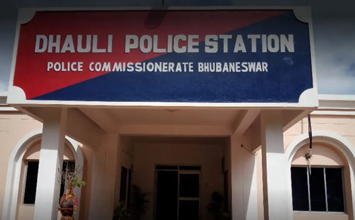  ଛାଡ଼ପତ୍ର ଖାରଜ ପାଇଁ ଥାନା ବାରଣ୍ଡାରେ ମହିଳା