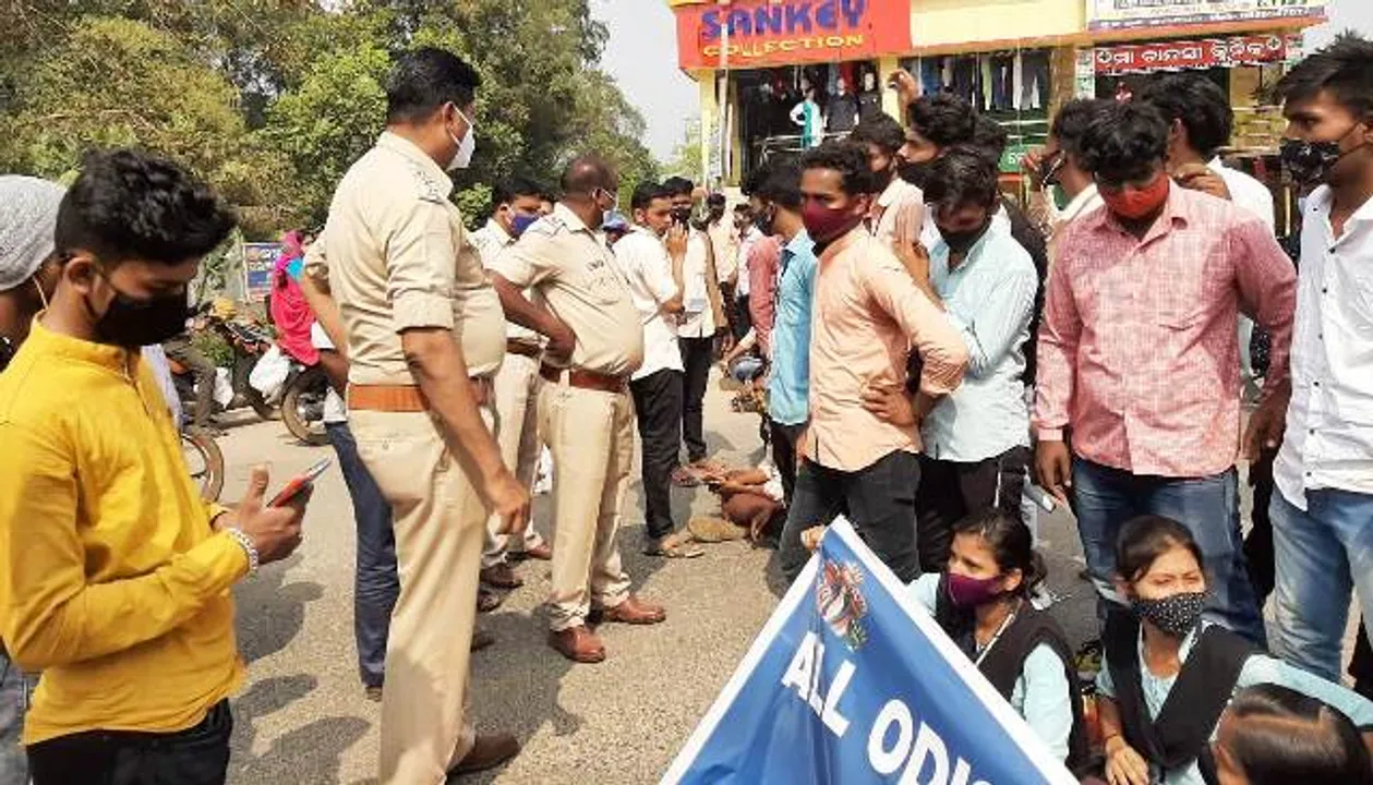  ଯୁକ୍ତ ୨ ପରୀକ୍ଷା ବାତିଲ ଦାବିରେ ରାସ୍ତାରୋକ