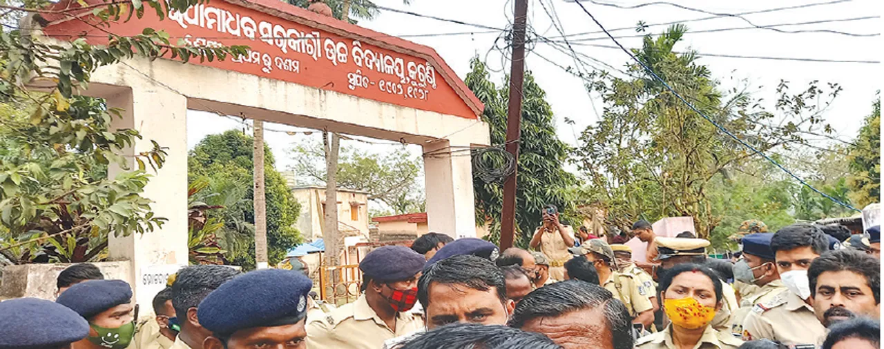  ଉଠାଇନେଲେ ଭୋଟ୍‌ବାକ୍ସ: ବାଇକ୍‌ରେ ନେଇଗଲେ ପ୍ରିଜାଇଡିଂ ଅଫିସର୍‌, ଯାଜପୁରରେ  ପୋଖରୀକୁ ଫିଙ୍ଗିଦେଲେ