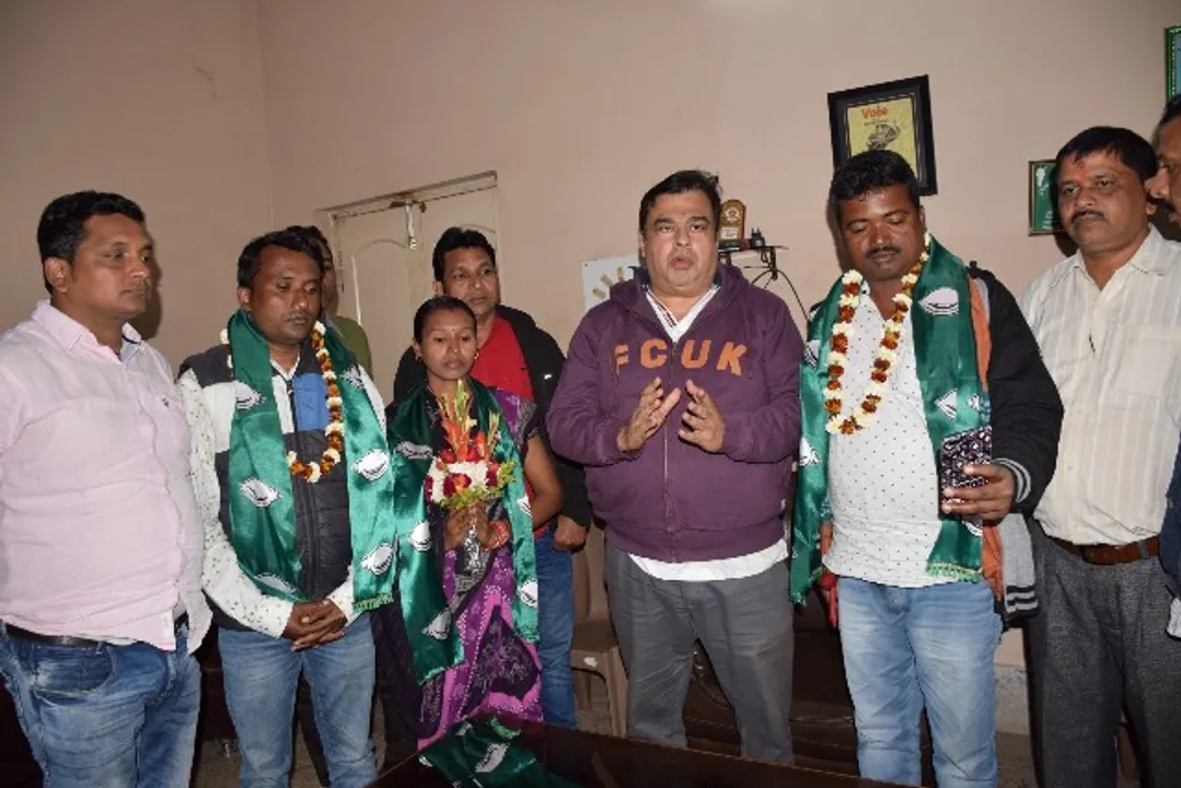  ସମ୍ବଲପୁରରେ କଂଗ୍ରେସକୁ ପୁଣି ଏକ ଝଟ୍‌କା: ବିଜେଡିରେ ଯୋଗଦେଲେ କଂଗ୍ରେସ ଜିଲ୍ଲା ପରିଷଦ ସଦସ୍ୟ ପ୍ରାର୍ଥିନୀ ସୁଜାତା ବାଦୀ