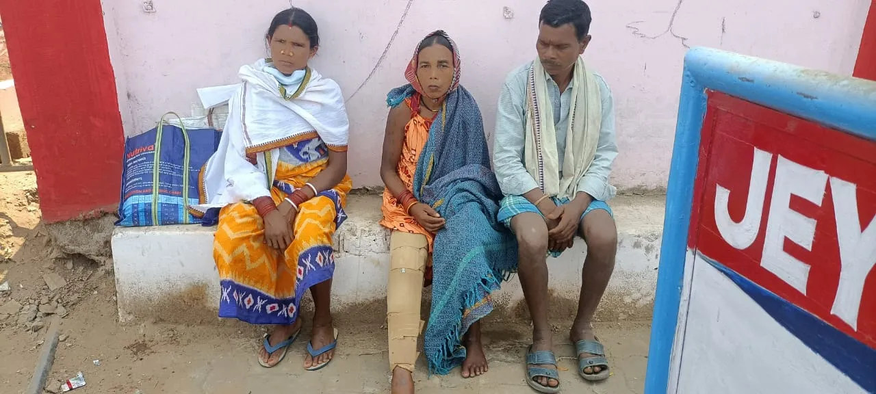  ଦୁର୍ଘଟଣାରେ ଗୋଡ଼ ଭାଙ୍ଗିବା ପରେ ମହିଳା କୁଲି ବୁଧାଇଙ୍କ ଅବସ୍ଥା ଦୟନୀୟ, ସହାୟତା ପାଇଁ କଲେ ନିବେଦନ