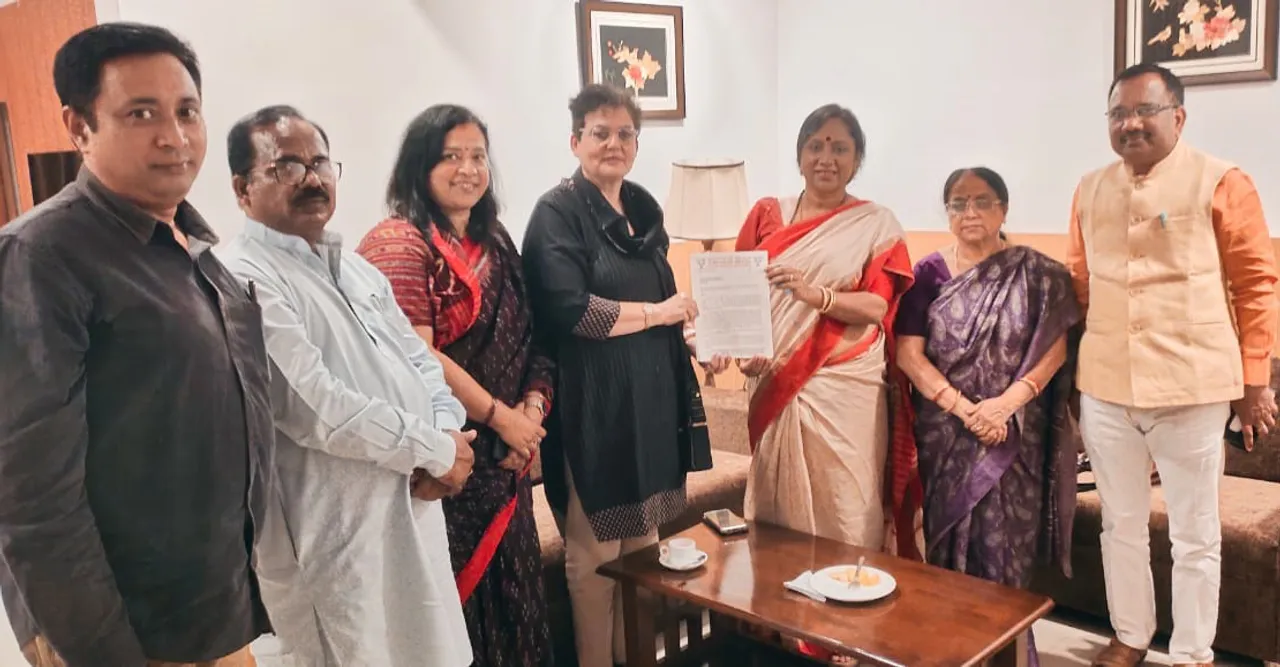  ଜାତୀୟ ମହିଳା କମିସନ ଅଧ୍ୟକ୍ଷାଙ୍କୁ ଭେଟିଲା ବିଜେପି ପ୍ରତିନିଧି ଦଳ: ମମିତା ହତ୍ୟାକାଣ୍ଡର ସିବିଆଇ ତଦନ୍ତ କରାଯାଉ