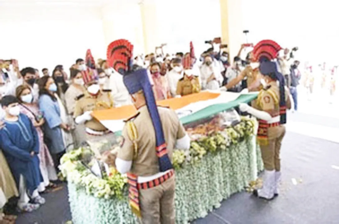  ପଞ୍ଚଭୂତରେ ଲୀନହେଲେ ରାହୁଲ ବଜାଜ୍, ପୁଣେରେ ରାଷ୍ଟ୍ରୀୟ ମର୍ଯ୍ୟାଦା ସହ ଶେଷକୃତ୍ୟ