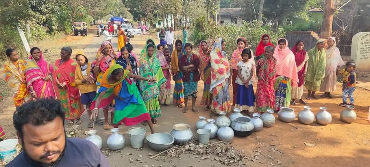  କେନ୍ଦୁଝର: ପାଣି ପାଇଁ ରାସ୍ତାରୋକ, ଜଙ୍ଘିରା-ନୁଦୁରୁପଡ଼ା ରାସ୍ତାରେ ଦୀର୍ଘ ୭ ଘଣ୍ଟା ଧରି ଯାତାୟାତ ଠପ୍