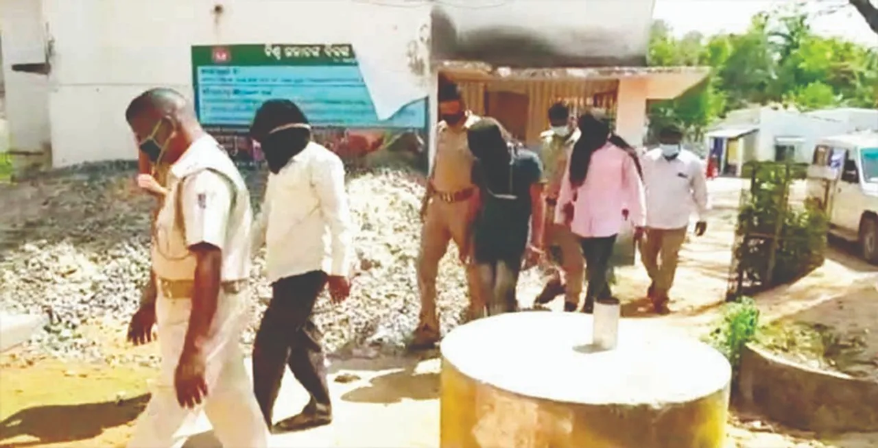  ମାଟି ତଳୁ ଗଳିତ ଶବ ଉଦ୍ଧାର: ୩ ଗିରଫ
