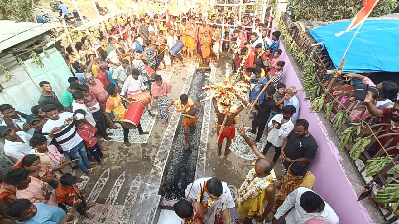  ପୁରୀ: ପ୍ରସିଦ୍ଧ ଝାଡ଼େଶ୍ବରୀ ମନ୍ଦିରରେ ଝାମୁଯାତ୍ରା। ନିଆଁରେ ଚାଲୁଛନ୍ତି ବ୍ରତଧାରୀ।