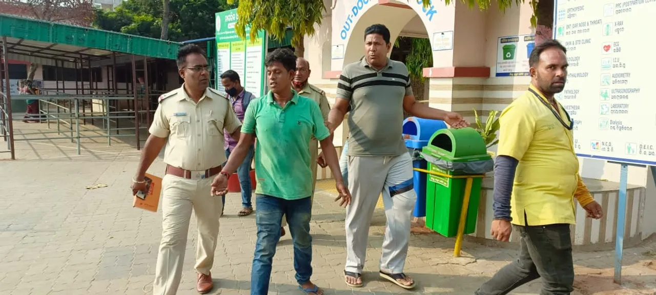  ଶାଶୁ’ଙ୍କୁ ୮ଥର ଛୁରୀ ଭୁସିଦେଇ ବିଷ ପିଇଲା ଜ୍ବାଇଁ, ଡାକ୍ତରଖାନାରେ ମହିଳାଙ୍କ ମୃତ୍ୟୁ