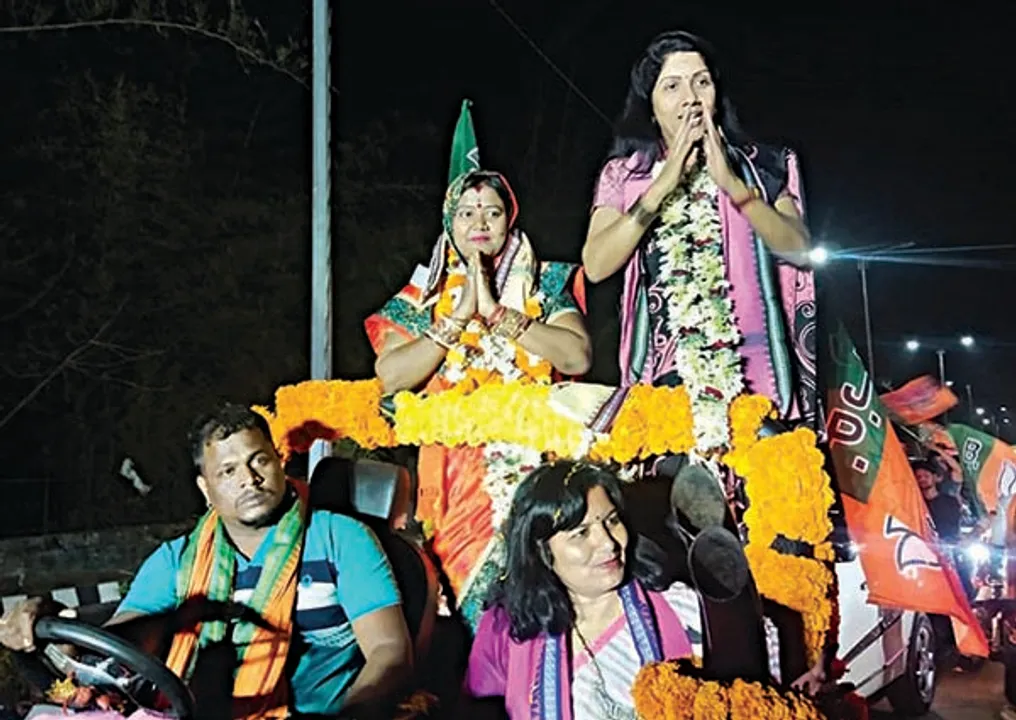  ବିଏମ୍‌ସିର ୪୯ନମ୍ବର ଓ୍ୱାର୍ଡରେ ପୁଷ୍ପିତାଙ୍କ ପାଇଁ ପ୍ରଚାର କଲେ ସାଂସଦ ଅପରାଜିତ ଷଡ଼ଙ୍ଗୀ