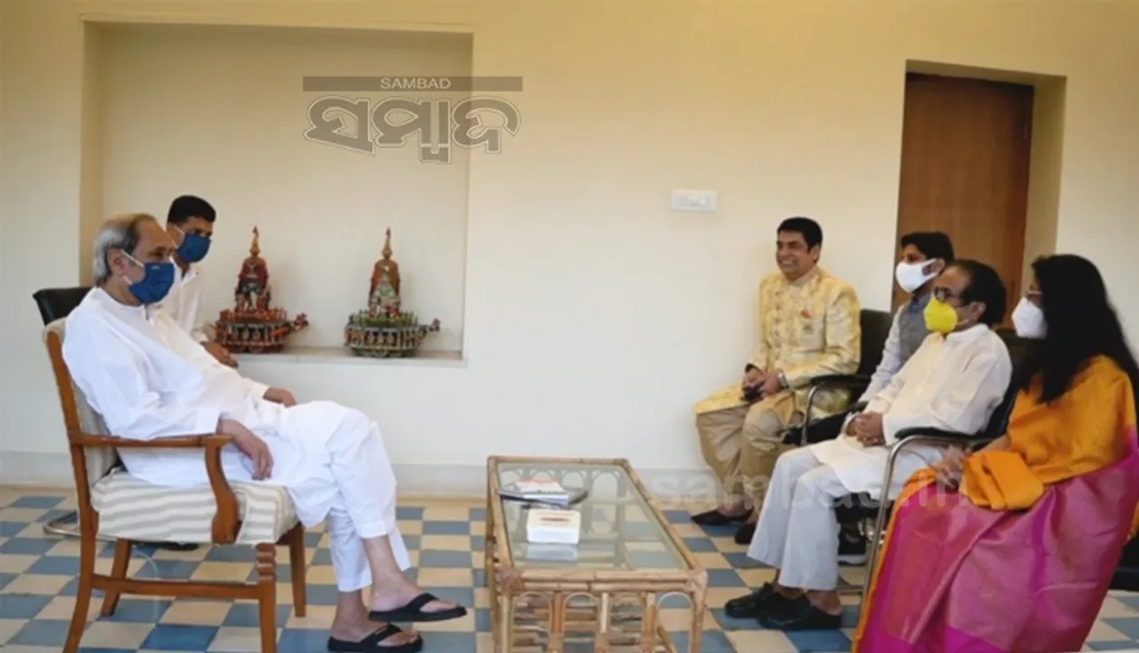  ମୁଖ୍ୟମନ୍ତ୍ରୀ ନବୀନ ପଟ୍ଟନାୟକଙ୍କୁ ସୌଜନ୍ୟମୂଳକ ସାକ୍ଷାତ କଲେ ବିଶିଷ୍ଟ ଶିଳ୍ପୀ କବିତା କୃଷ୍ଣମୂର୍ତ୍ତି ସୁବ୍ରମଣ୍ୟମ୍‌ ଓ ଡ. ଏଲ୍‌ ସୁବ୍ରମଣ୍ୟମ୍‌।