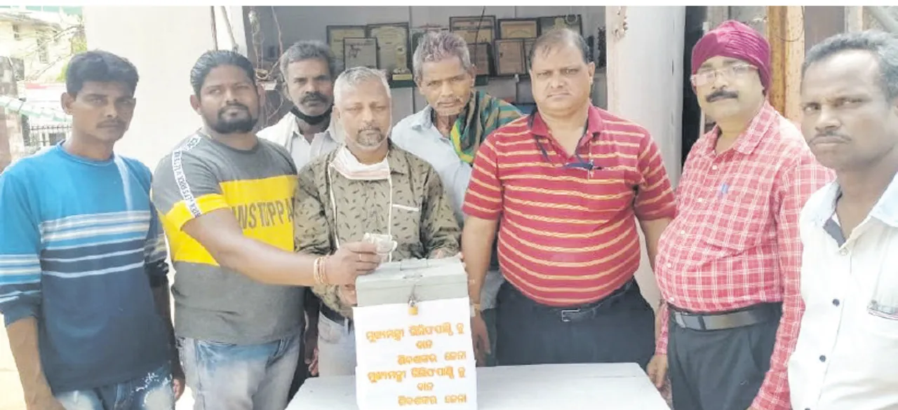  ମୁଖ୍ୟମନ୍ତ୍ରୀଙ୍କ ରିଲିଫ୍‌ ପାଣ୍ଠିକୁ ୧୮ ହଜାର ଟଙ୍କା ଦାନ କଲେ ଚା’ ଦୋକାନୀ