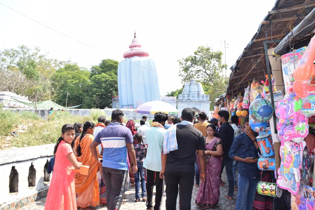  ସମ୍ବଲପୁର ଜିଲ୍ଲା ହୁମାସ୍ଥିତ ବିମଳେଶ୍ବରରେ ଶିବରାତ୍ରି। (ଫଟୋ: ନରେଶ, ସମ୍ବଲପୁର)