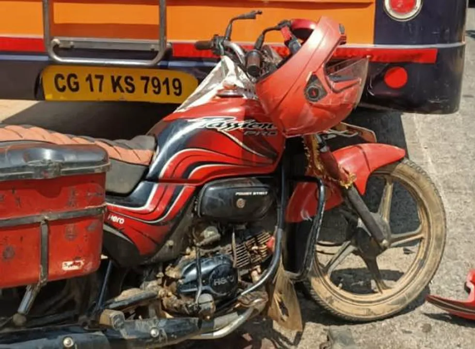  ଘରୋଇ ବସ୍‌କୁ ଧକ୍କା ଦେଲା ବାଇକ୍; ଜଣେ ମୃତ, ଦୁଇ ଆହତ