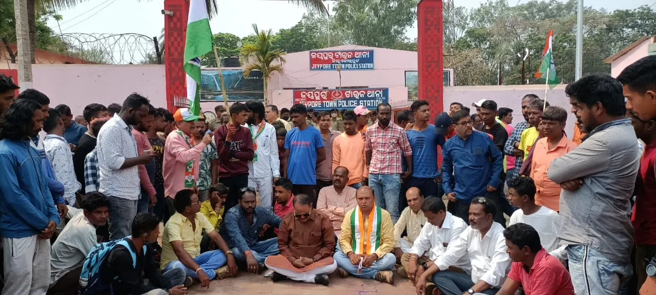 ଜୟପୁରରେ ଗୁଳିକାଣ୍ଡ: ଦୁଇ ମୁଖ୍ୟ ଅଭିଯୁକ୍ତଙ୍କ ଗିରଫ ଦାବିରେ କଂଗ୍ରେସ ପକ୍ଷରୁ ଥାନା ଘେରାଉ ଓ ଜାତୀୟ ରାଜପଥ ଅବରୋଧ