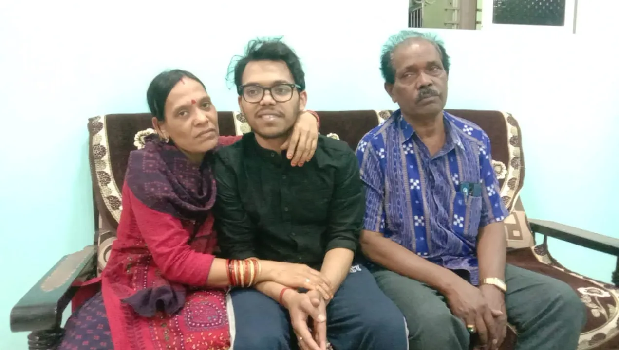  ୟୁକ୍ରେନରୁ ଫେରିଲେ ରାୟଗଡ଼ାର ଡାକ୍ତରୀ ଛାତ୍ର, ସରକାରଙ୍କ ସାହାଯ୍ୟକୁ କୃତଜ୍ଞତା ଜଣାଇଲେ
