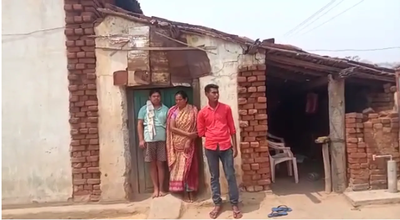  ଭତ୍ତା ଅପେକ୍ଷାରେ ଦିବ୍ୟାଙ୍ଗ ପୁଅ ଓ ବିଧବା ମା’: କେବେ ଦୃଷ୍ଟି ଦେବ ପ୍ରଶାସନ?