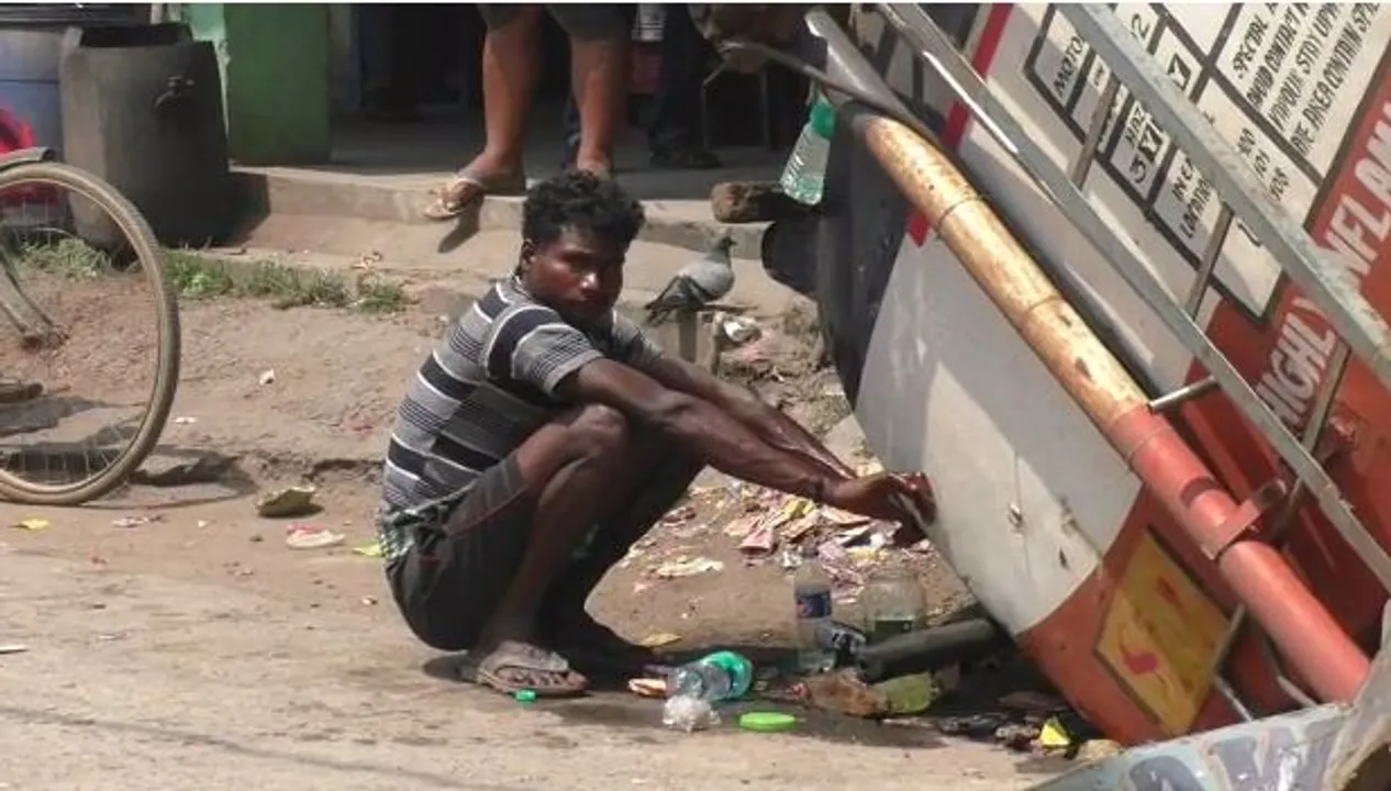  ନାଳରେ ଗଳିପଡିଲା ଟ୍ୟାଙ୍କର, ତେଲ ବୋହିନେଲେ ଲୋକ