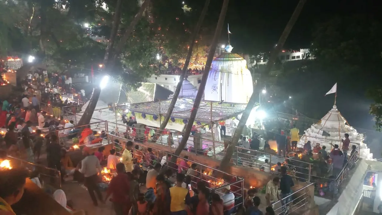  କପିଳାସରେ ଜାଗର ପାଇଁ ଶ୍ରଦ୍ଧାଳୁଙ୍କ ଭିଡ଼। (ଫଟୋ: ସ୍ବର୍ଣ୍ଣପ୍ରଭା, ଢେଙ୍କାନାଳ)