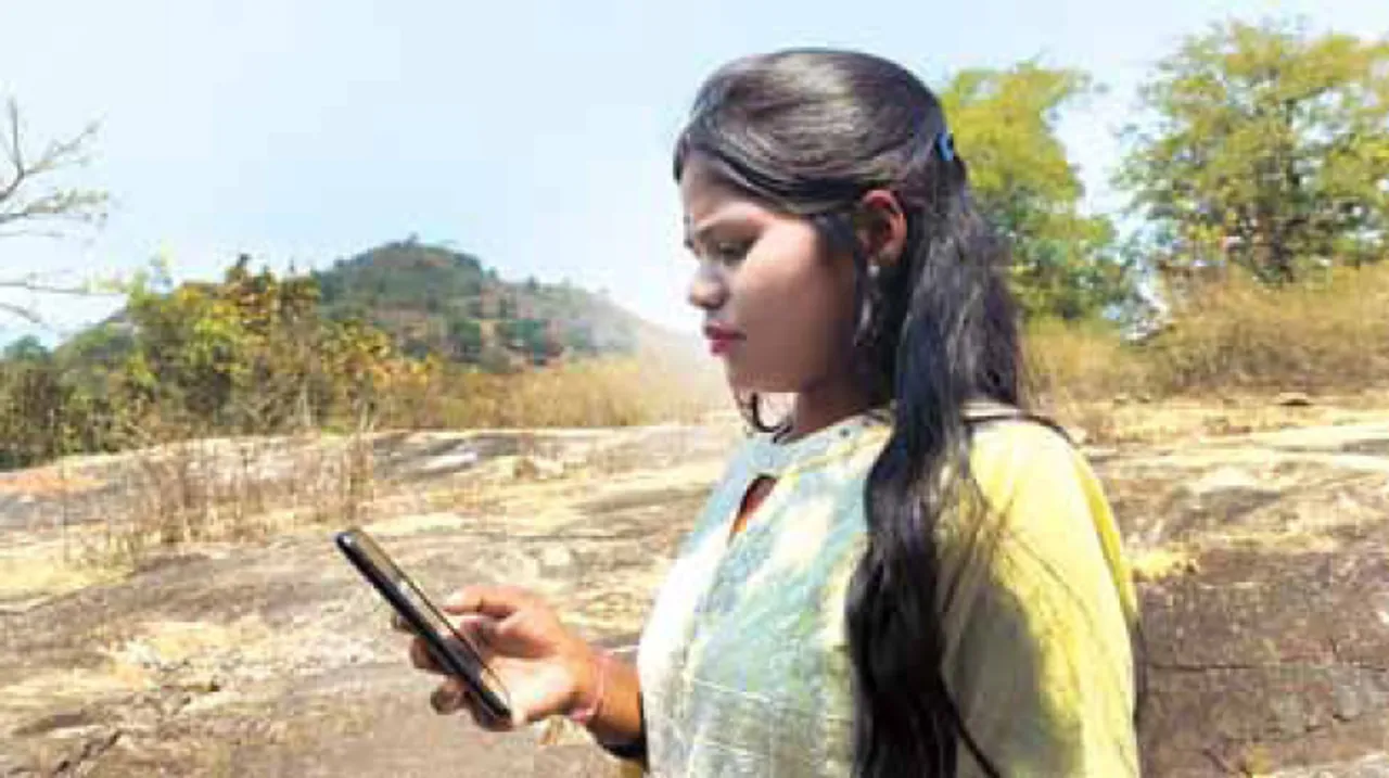  ଟେଲି ଯୋଗାଯୋଗର ବିକଳ ଚିତ୍ର: ପାହାଡ଼ ଚଢ଼ିଲେ ଜିଲ୍ଲାପରିଷଦ ସଭାପତି, ଜିଲ୍ଲାପାଳଙ୍କୁ ଫୋନ୍‌ କରିବେ ବୋଲି ନେଟୱର୍କ ଖୋଜିଲେ