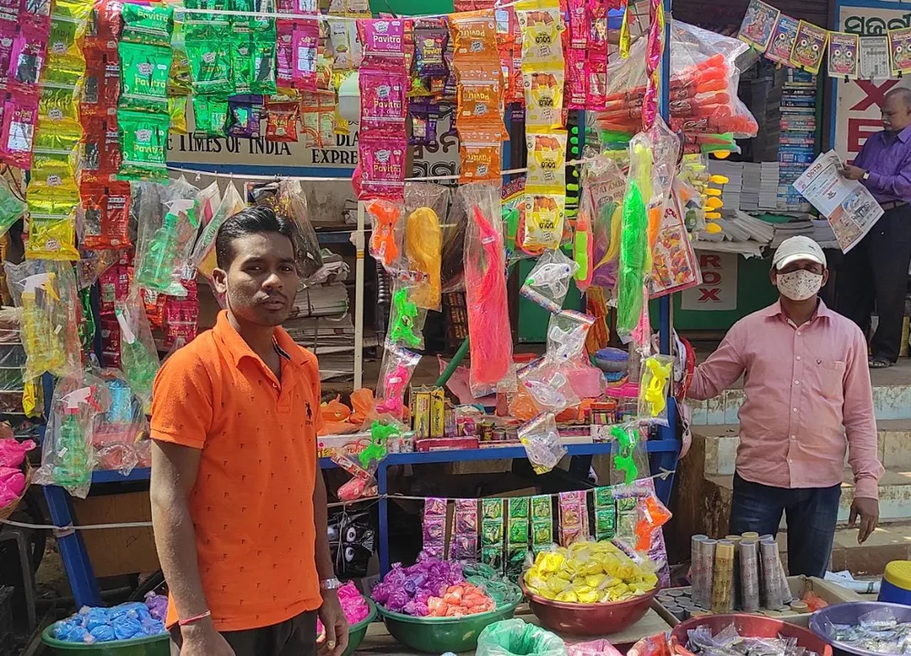  ହୋଲି ପାଇଁ ପ୍ରସ୍ତୁତି ଆରମ୍ଭ; କୋରାପୁଟରେ ବସିଲାଣି ରଙ୍ଗର ପସରା 