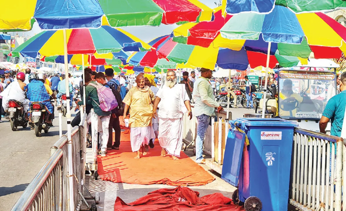  ମହାପ୍ରଭୁଙ୍କ ଭକ୍ତଙ୍କୁ ମିଳିଲା ଆଶ୍ବସ୍ତି: ବଡ଼ଦାଣ୍ଡରେ ପଡ଼ିଲା କାରପେଟ୍‌, ଲାଗିଲା ଛତା
