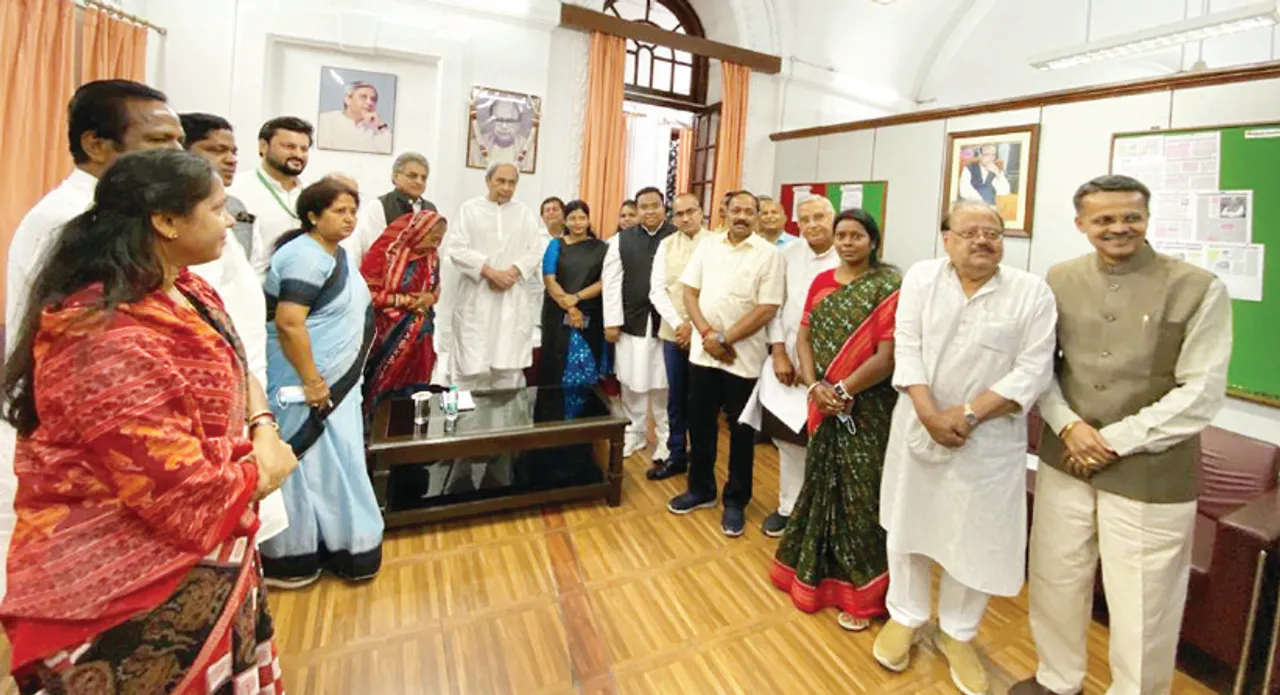  ଚର୍ଚ୍ଚାରେ ନବୀନଙ୍କ ଦିଲ୍ଲୀ ଗସ୍ତ: ସବୁ ପ୍ରସଙ୍ଗ ଝୁଲାଇ ରଖିଲେ, ସେଣ୍ଟ୍ରାଲ ହଲ୍‌ରେ ସବୁ ତୁଙ୍ଗ ନେତାଙ୍କୁ ଭେଟିଲେ