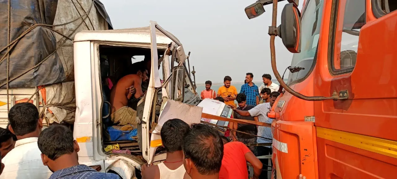  ଦୁଇ ଟ୍ରକ ମୁହାଁମୁହିଁ: ୫ ଘଣ୍ଟା ରାସ୍ତା ଜାମ୍‌