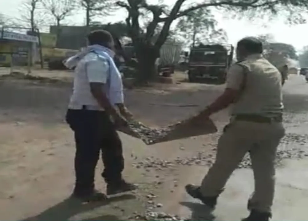  ତାତିରେ ଲୋକଙ୍କ ମନ ଜିଣିଲେ ଦୁଇ ପୁଲିସ