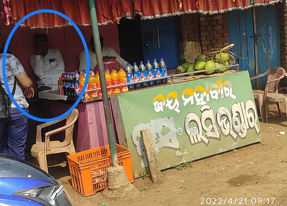  ପାଠ ପଢ଼ାଇବା ଛାଡ଼ି ଖଟିରେ ବସୁଛନ୍ତି ପ୍ରଧାନ ଶିକ୍ଷକ!