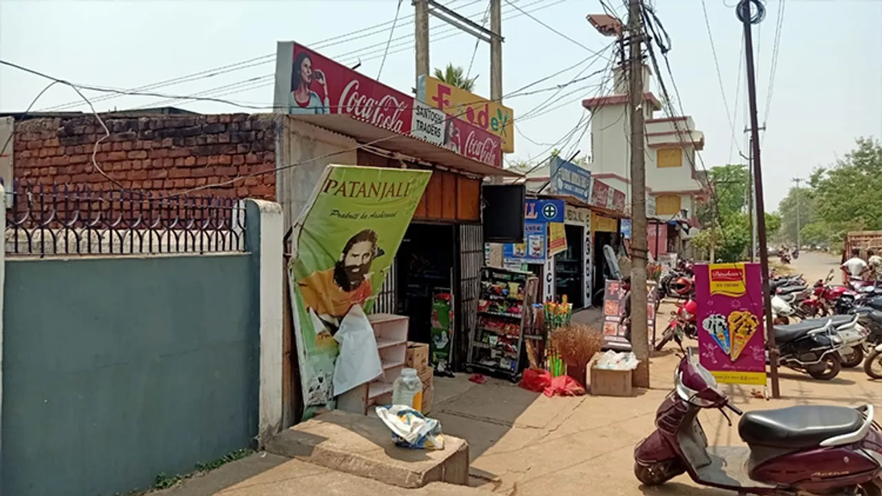  ଦୋକାନ ନାଁରେ ଜବରଦଖଲ! ଫୁଟପାଥ୍‌ ବି ଦଖଲରେ, ଟ୍ରାଫିକ ସମସ୍ୟା ବଢୁଛି