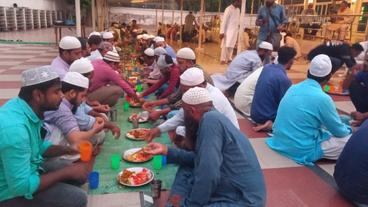  ୟୁନିଟ୍‌-୪ସ୍ଥିତ ମସ୍‌ଜିଦ୍‌ରେ ପବିତ୍ର ରମ୍‌ଜାନ୍‌ ଅବସରରେ ସମୁହ ଇଫ୍‌ତାର ପାର୍ଟି। (ଫଟୋ: ବିଭୂତି, ଭୁ‌ବନେଶ୍ବର)