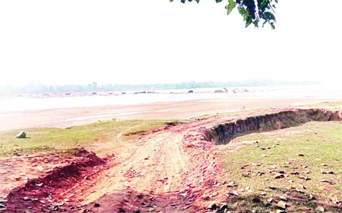 ଦିବାଲୋକରେ ବୈତରଣୀରୁ ବାଲି ଉତ୍ତୋଳନ