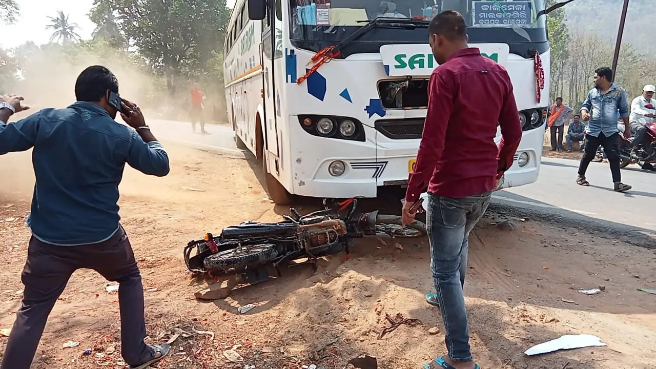  ମୋପେଡକୁ ଧକ୍କା ଦେଲା ବସ୍; ଜଣେ ମୃତ, ଅନ୍ୟ ଜଣେ ଗୁରୁତର 