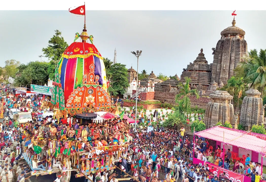  ରଥଦାଣ୍ଡରେ ରଥାରୂଢ଼ ଶ୍ରୀଲିଙ୍ଗରାଜ: ତିନିମୁଣ୍ଡିଆ ଛକରେ ଅଟକିଲେ ମହାପ୍ରଭୁ