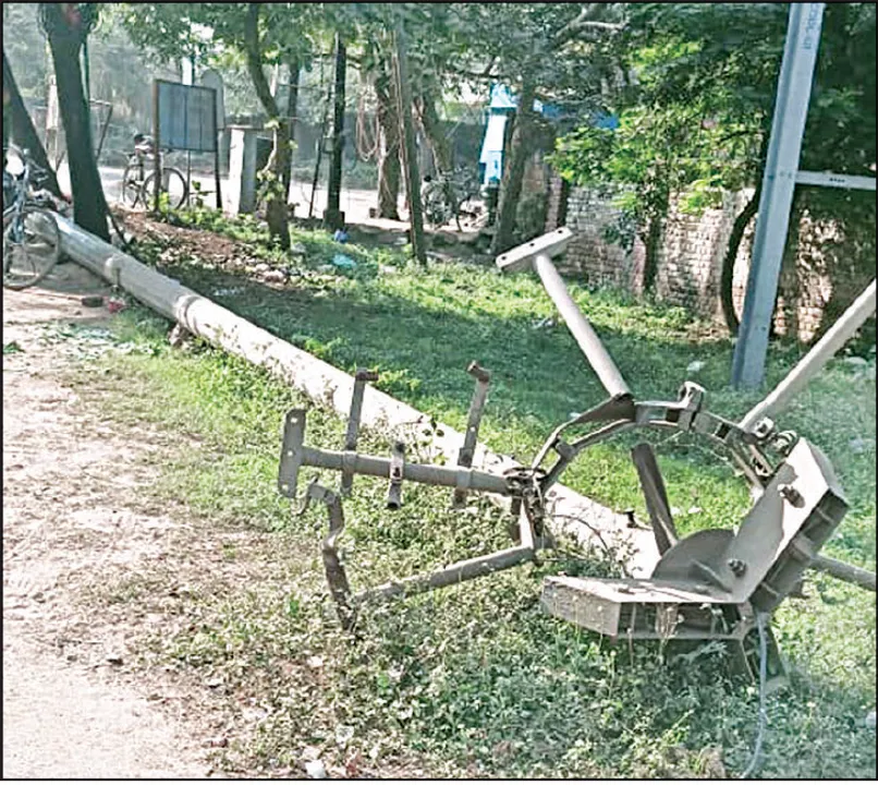  ଫନି ପରଠୁ ଅଚଳ ହାଇମାଷ୍ଟ ଲାଇଟ୍‌: ମରାମତି କରିବ କିଏ, ବିଏମ୍‌ସି ନା ଇଡ୍‌କୋ?