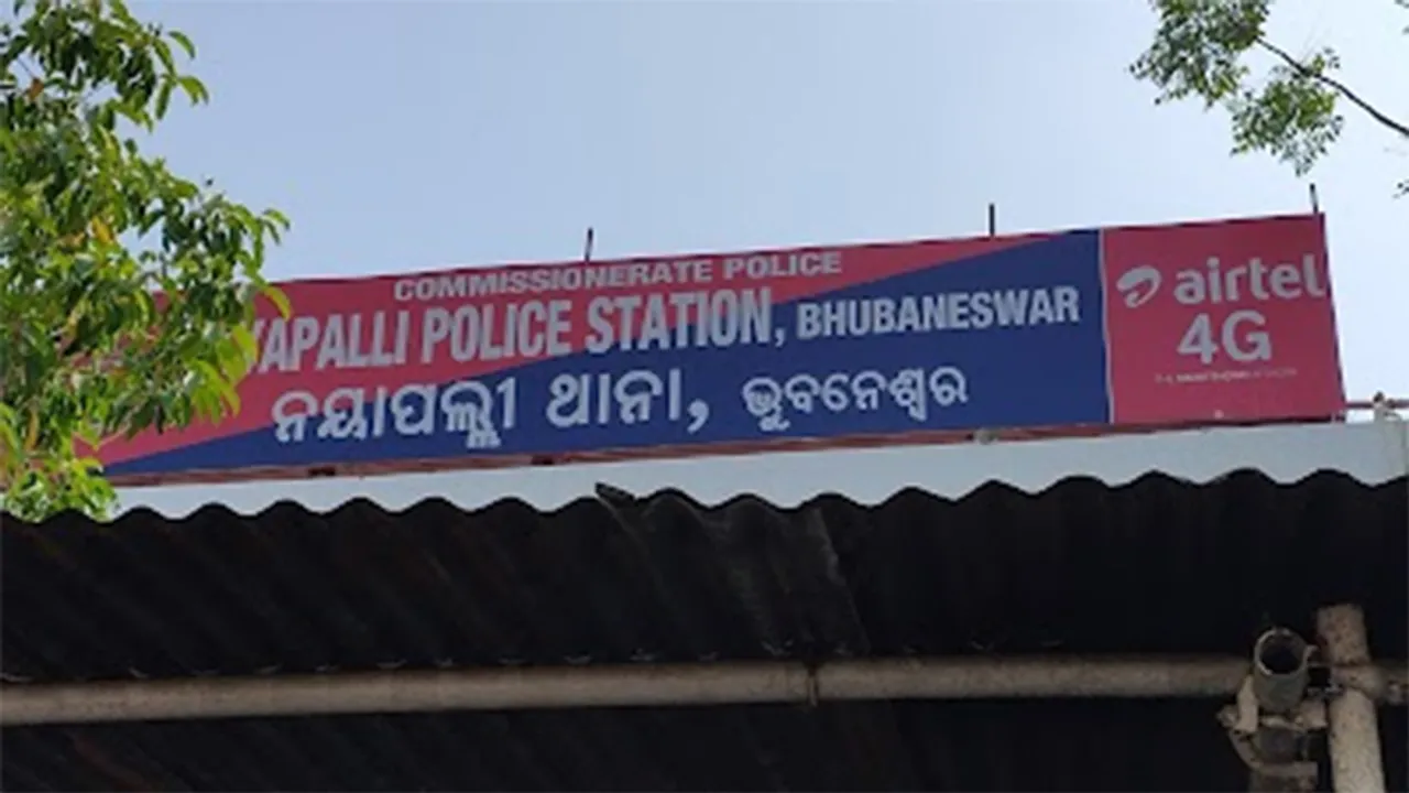  ରାଜପଥରେ ରୋମାଞ୍ଚଭରା ନାଟକ: ସ୍ତ୍ରୀକୁ ଅପହରଣ କରି ଛେଚା ଖା‌ଇଲା ସ୍ବାମୀ