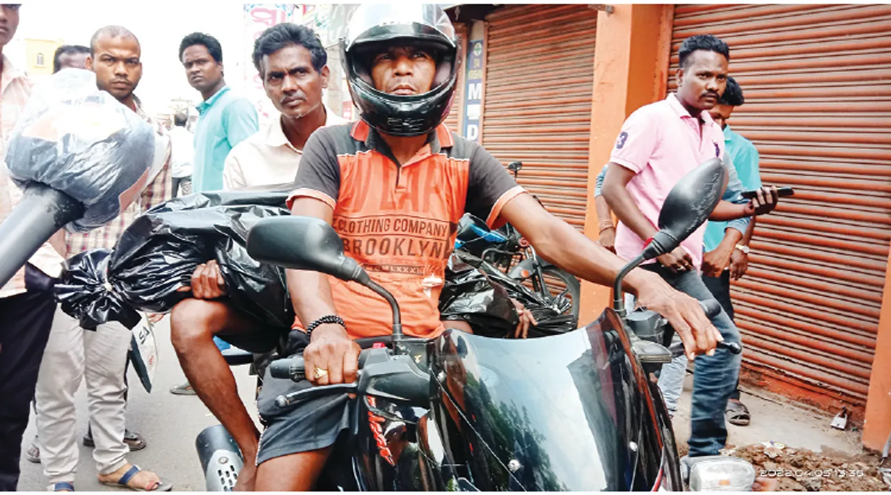  ମହାପ୍ରୟାଣ କାହା ପାଇଁ..?: ବାଇକ୍‌ରେ ବୁହାହେଲା ନାବାଳିକାଙ୍କ ଶବ