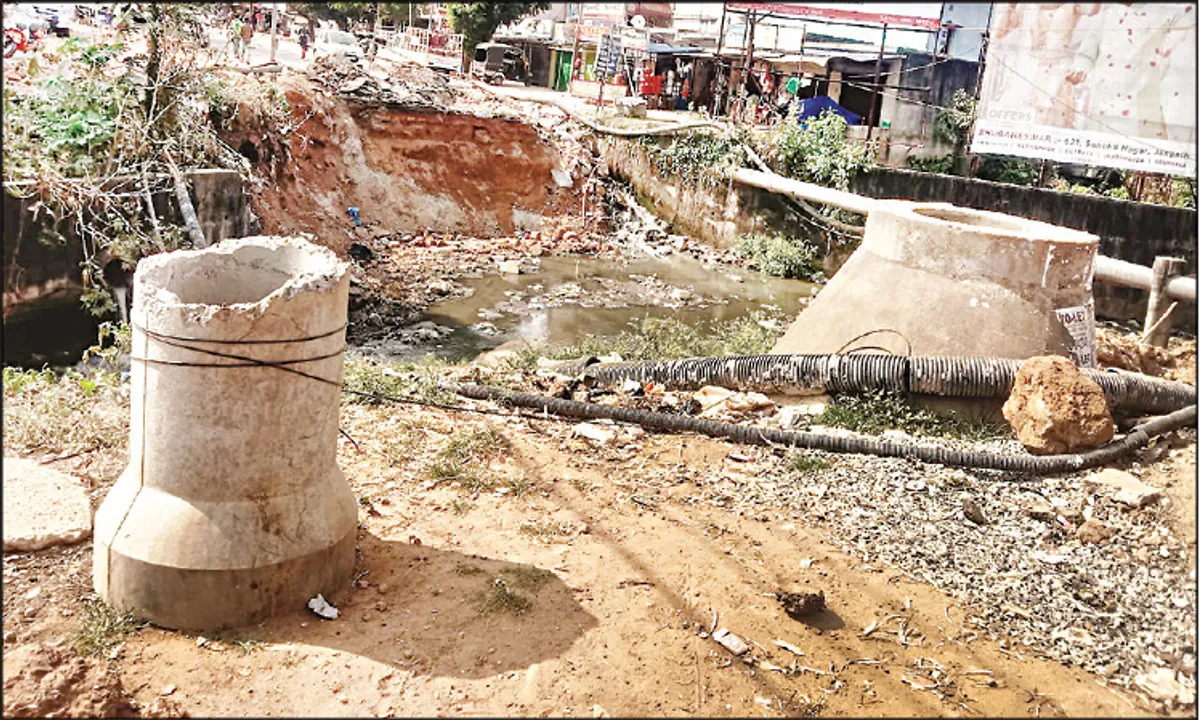 ଚନ୍ଦ୍ରଶେଖରପୁର-ନୀଳାଦ୍ରିବିହାର ରାସ୍ତା କଥା ଭୁଲିଗଲେ: ଏବେ ଲୁହା ପ୍ଲେଟ୍‌ ଭରସା‌