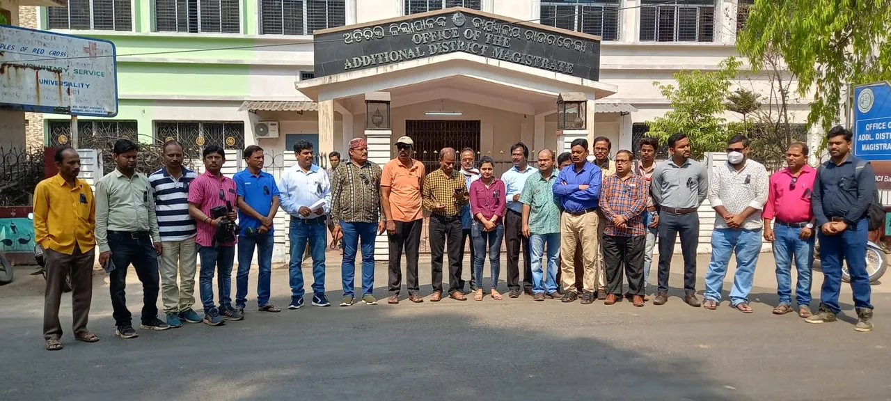  ନୀଳଗିରି ସାମ୍ବାଦିକଙ୍କୁ ମାଡ଼ ଓ ଗୋଡ଼ରେ ବେଡ଼ି ପକାଇବା ଘଟଣାରେ ରାଉରକେଲାରେ ସାମ୍ବାଦିକମାନଙ୍କ ବିକ୍ଷୋଭ