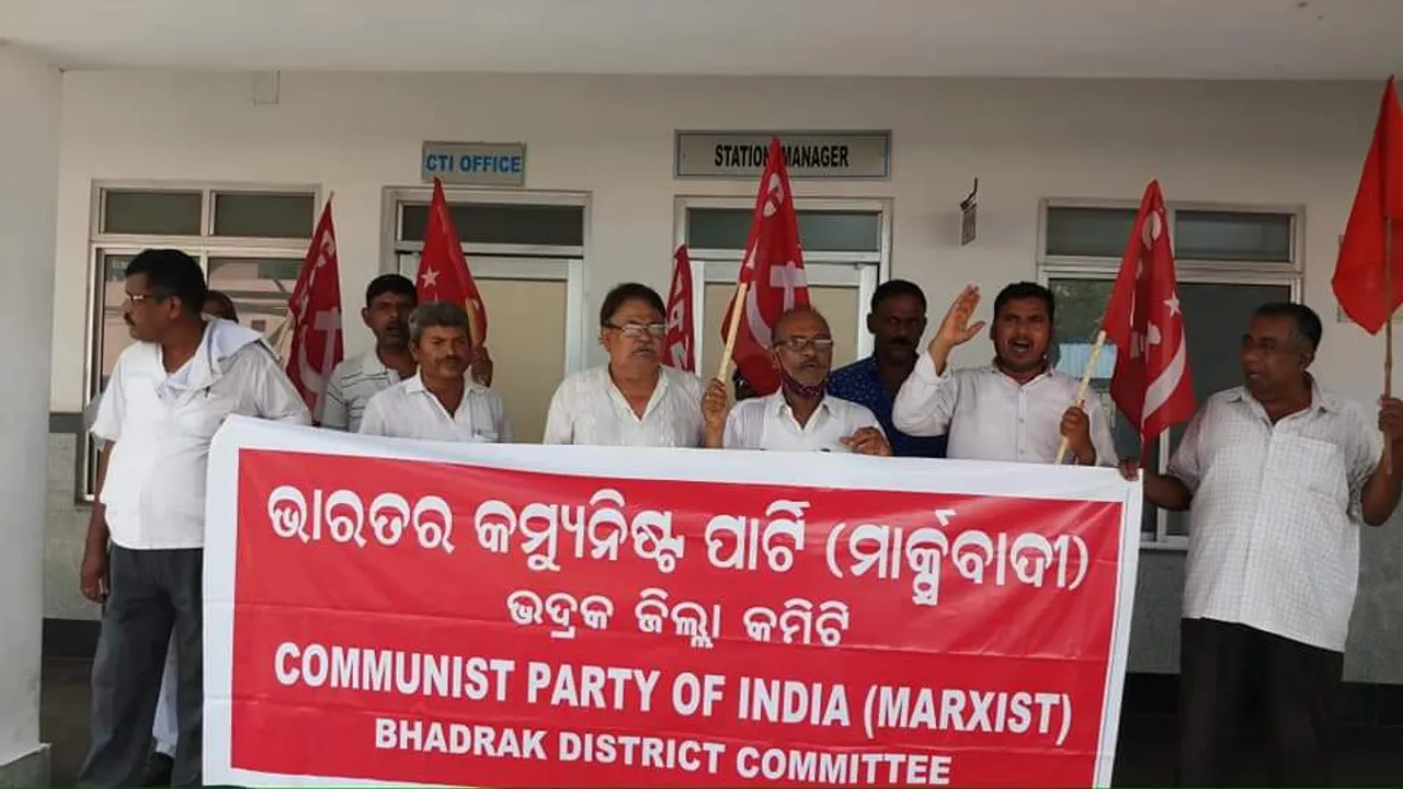  ସିପିଆଇ ପକ୍ଷରୁ ଭଦ୍ରକ ରେଳ ଷ୍ଟେସନ ସମ୍ମୁଖରେ ବିକ୍ଷୋଭ, ଖୋର୍ଦ୍ଧା ଡିଆରଏମ୍‌ଙ୍କ ଉଦ୍ଦେଶ୍ୟରେ ଦାବିପତ୍ର ପ୍ରଦାନ