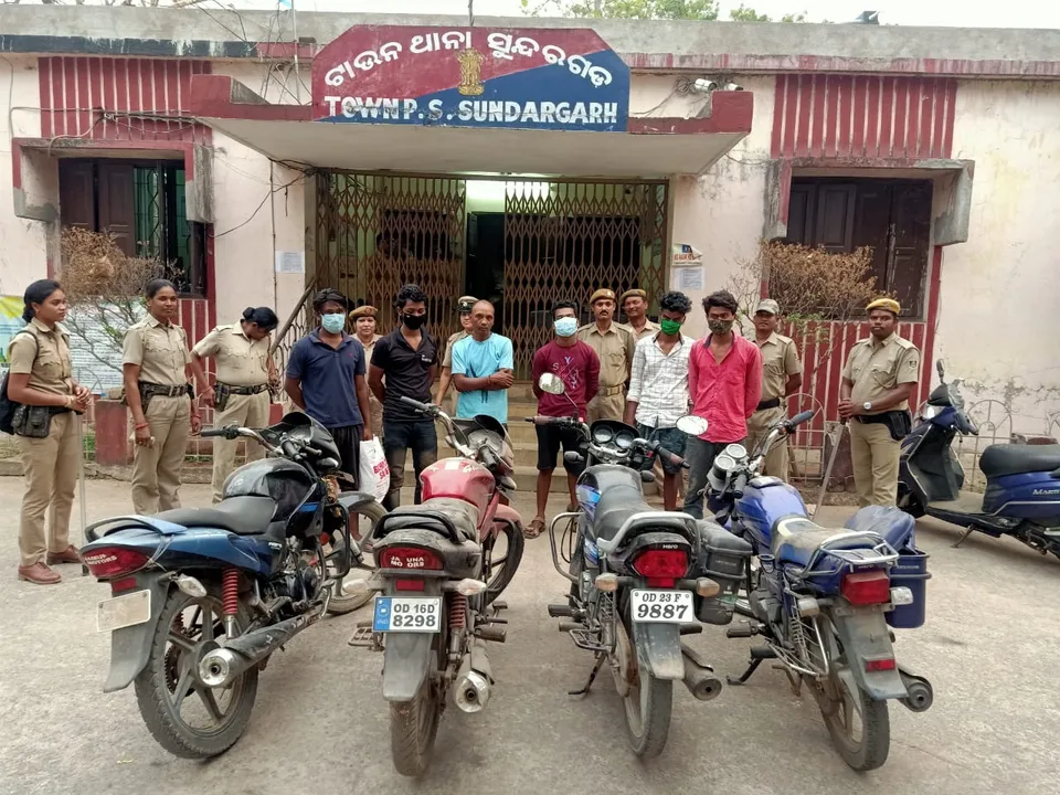  ଟାଉନପୁଲିସର ଚଢ଼ାଉ, ୬ ବାଇକ ଚୋର ଗିରଫ  