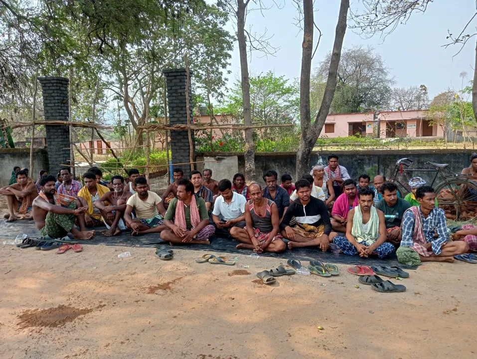  ଶିକ୍ଷୟିତ୍ରୀଙ୍କ ବଦଳି ଦାବିରେ ସ୍କୁଲ ଗେଟରେ ତାଲା ପକାଇଲେ ଅଭିଭାବକ   