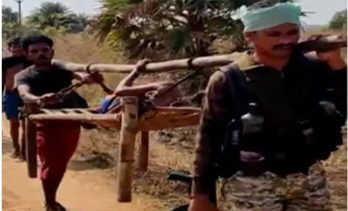  ଗର୍ଭବତୀ ମହିଳାଙ୍କୁ କାନ୍ଧରେ ବୋହିଲେ ଯବାନ