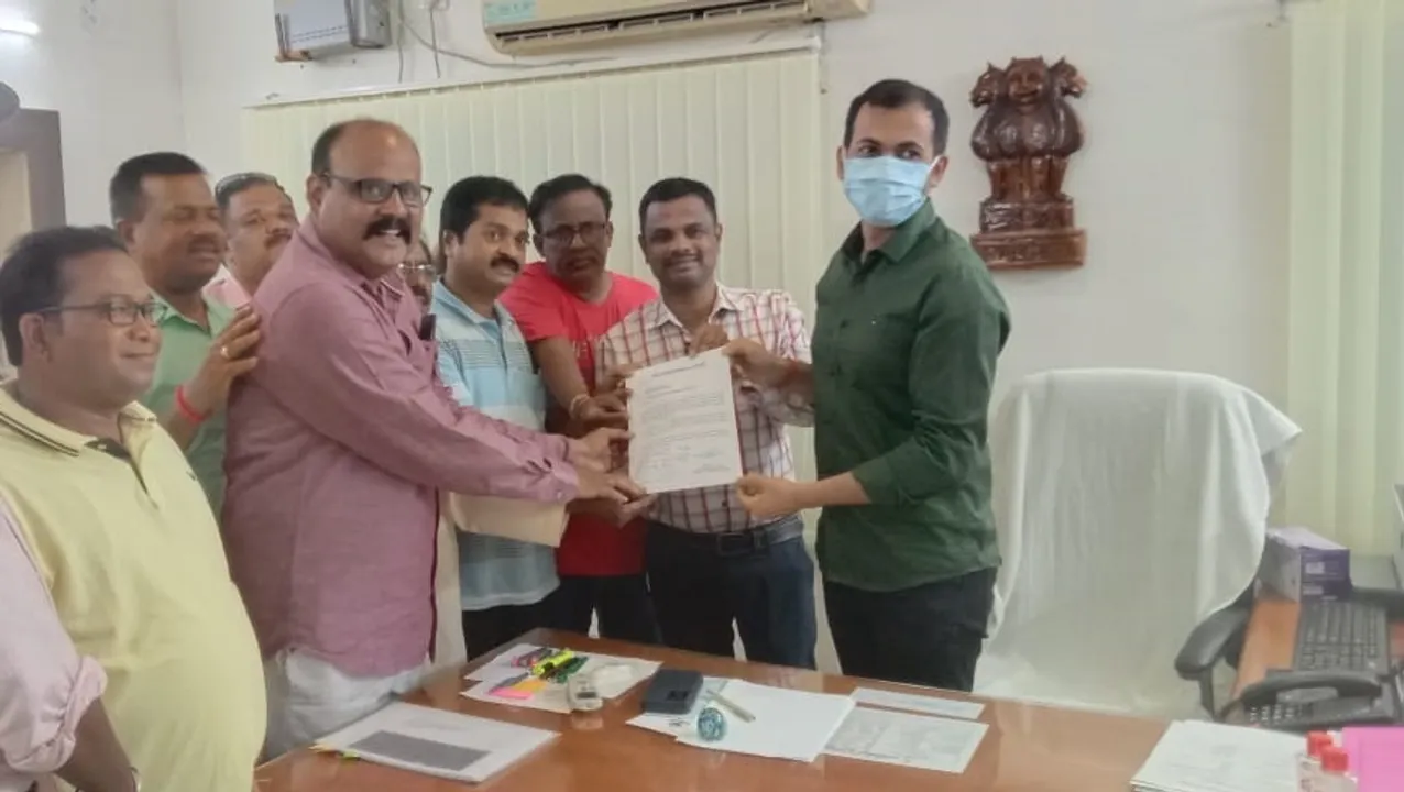  ସାମ୍ବାଦିକଙ୍କୁ ବେଡି ପକାଇବା ଘଟଣା : ମାଲକାନଗିରି ସାମ୍ବାଦିକ ସଂଘ ପକ୍ଷରୁ ଜିଲ୍ଲାପାଳ ଏବଂ ଏସପିଙ୍କୁ ଦାବିପତ୍ର ପ୍ରଦାନ